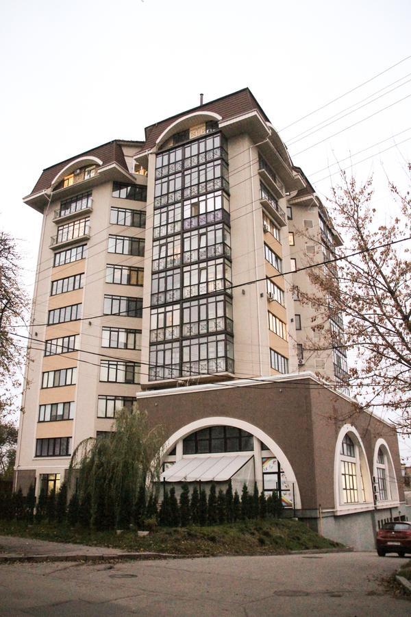 On Lukyanovska Apartment *